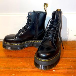 1460 Dr Martens. Never worn. Great condition.
